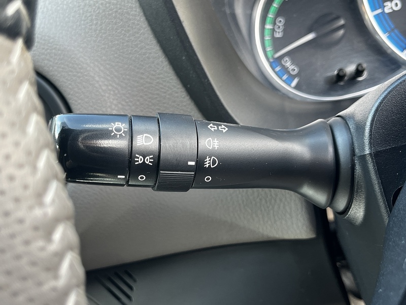 Toyota Yaris VVT-h Design - U369