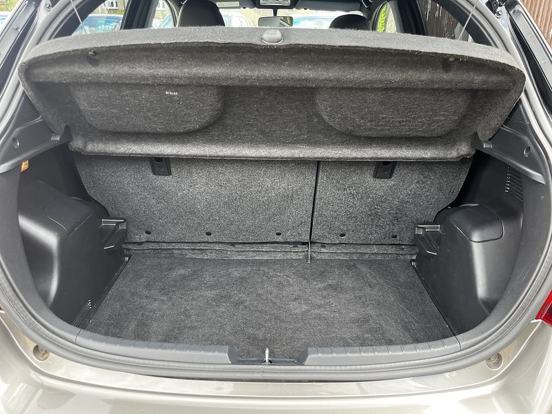 Toyota Yaris VVT-h Design - U369