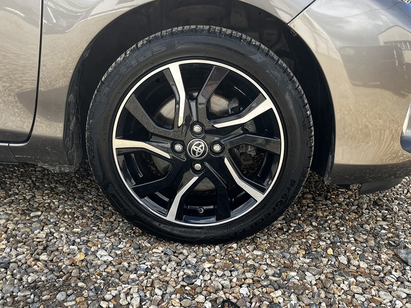 Toyota Yaris VVT-h Design - U369