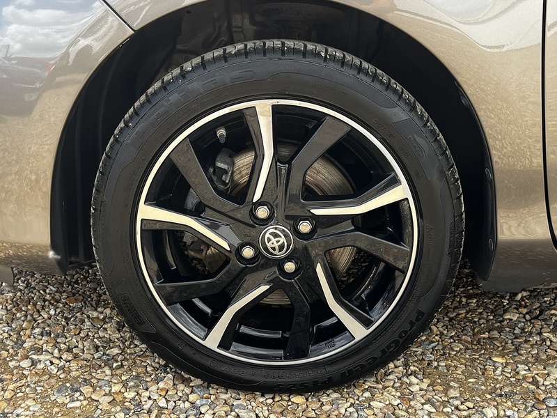 Toyota Yaris VVT-h Design - U369
