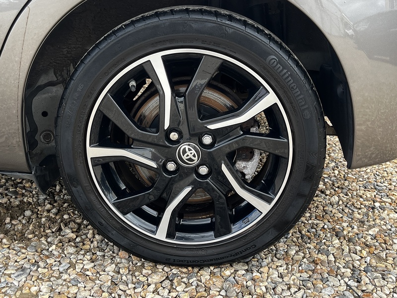 Toyota Yaris VVT-h Design - U369