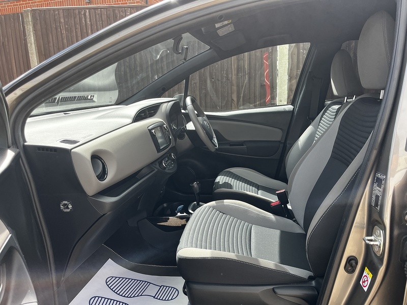 Toyota Yaris VVT-h Design - U369