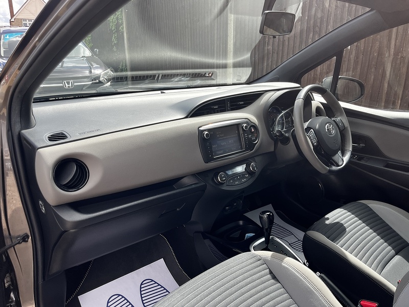 Toyota Yaris VVT-h Design - U369