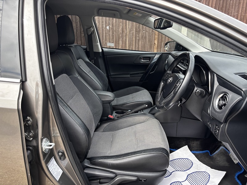 Toyota Auris VVT-h Excel - U390