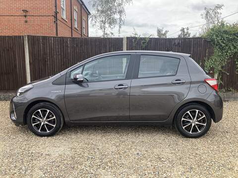 Toyota Yaris 1.3 i-VTEC SE Navi Hatchback 5dr Petrol CVT Euro 6 (s/s) (102 ps)