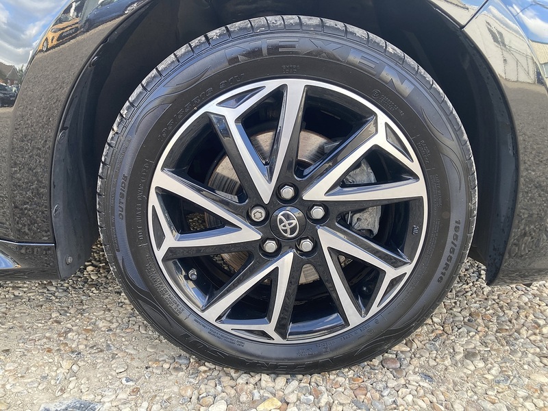 Toyota Yaris VVT-h Design - U475