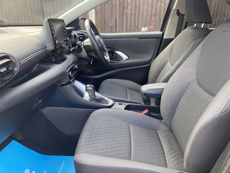 Toyota Yaris VVT-h Design - U475