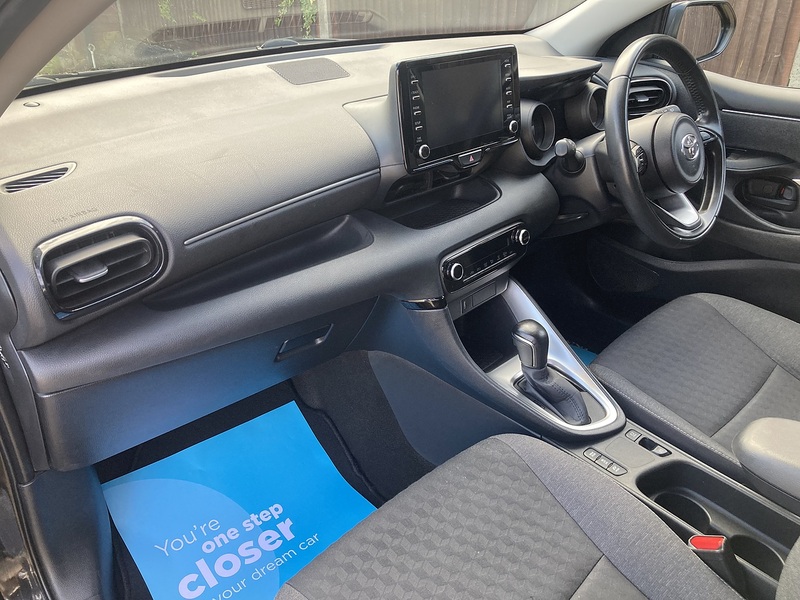 Toyota Yaris VVT-h Design - U475