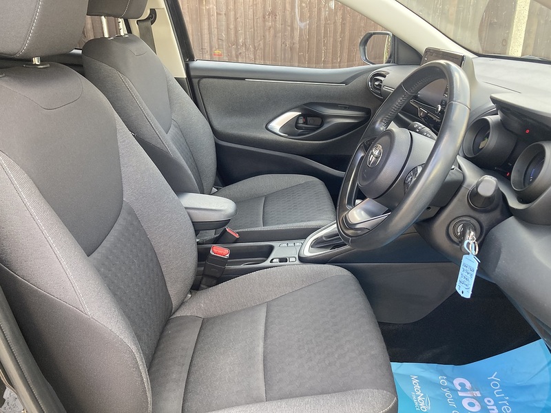 Toyota Yaris VVT-h Design - U475