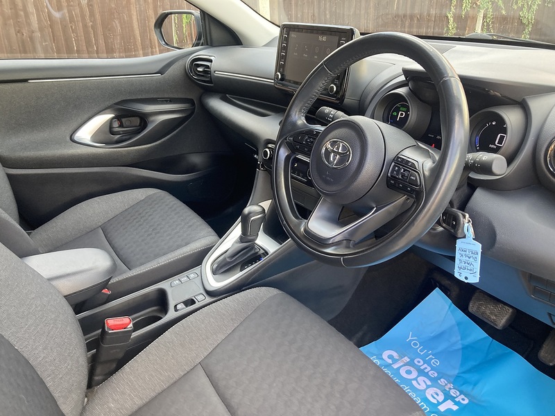 Toyota Yaris VVT-h Design - U475