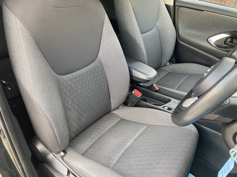 Toyota Yaris VVT-h Design - U475