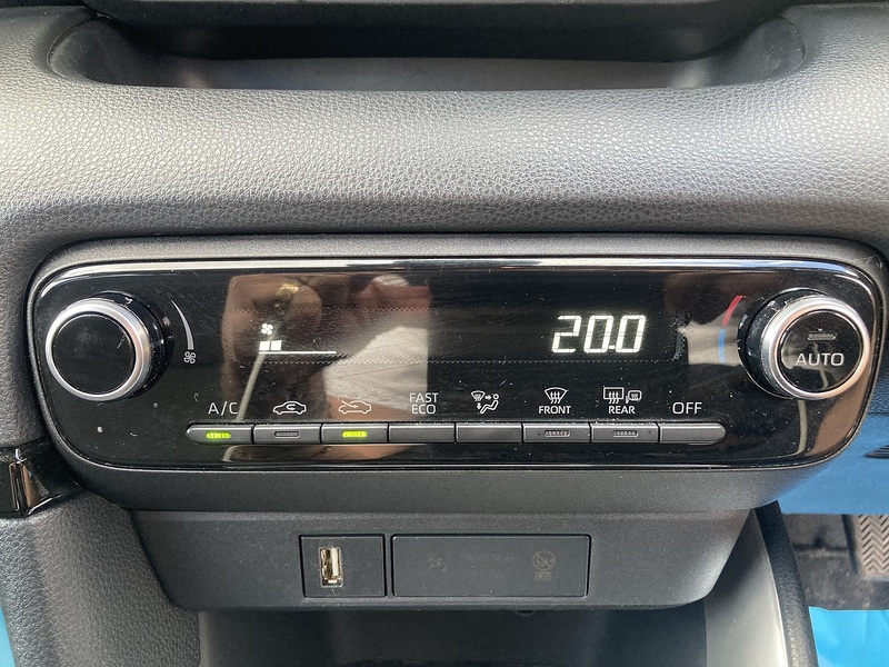 Toyota Yaris VVT-h Design - U475