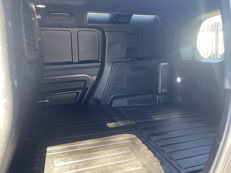 Land Rover Defender 110 3.0 D300 MHEV X-Dynamic HSE Hard Top SUV Auto 4WD MWB Euro 6 (s/s) 5dr - U1016