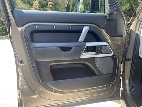Land Rover Defender 110 3.0 D300 MHEV X-Dynamic HSE Hard Top SUV Auto 4WD MWB Euro 6 (s/s) 5dr - U1016