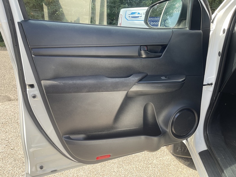 Toyota Hilux 2.4 D-4D Active Extra Cab Pickup 4WD Euro 6 (s/s) 4dr - U1037