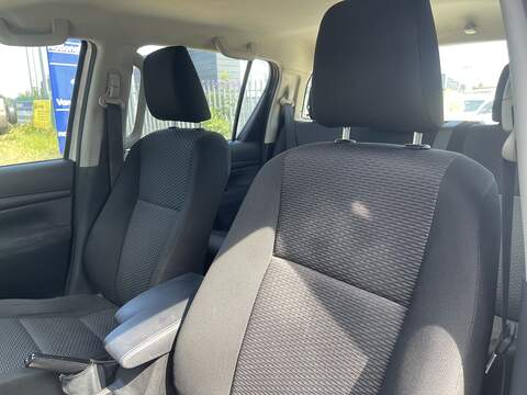 Toyota Hilux 2.4 D-4D Active Extra Cab Pickup 4WD Euro 6 (s/s) 4dr - U1037