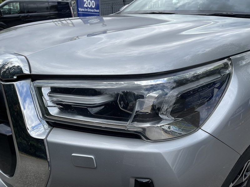 Toyota Hilux 2.8 D-4D Invincible 4WD Euro 6 (s/s) 4dr - U1077