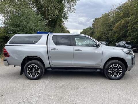 Toyota Hilux 2.8 D-4D Invincible 4WD Euro 6 (s/s) 4dr - U1077