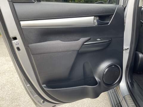 Toyota Hilux 2.8 D-4D Invincible 4WD Euro 6 (s/s) 4dr - U1077
