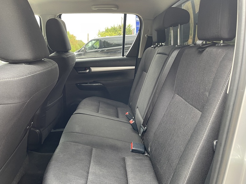 Toyota Hilux 2.8 D-4D Invincible 4WD Euro 6 (s/s) 4dr - U1077