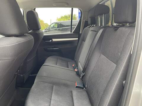Toyota Hilux 2.8 D-4D Invincible 4WD Euro 6 (s/s) 4dr - U1077