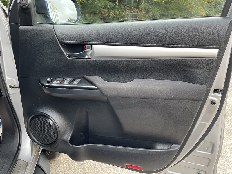 Toyota Hilux 2.8 D-4D Invincible 4WD Euro 6 (s/s) 4dr - U1077