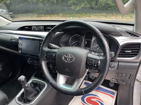 Toyota Hilux 2.8 D-4D Invincible 4WD Euro 6 (s/s) 4dr - U1077