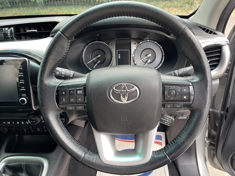 Toyota Hilux 2.8 D-4D Invincible 4WD Euro 6 (s/s) 4dr - U1077
