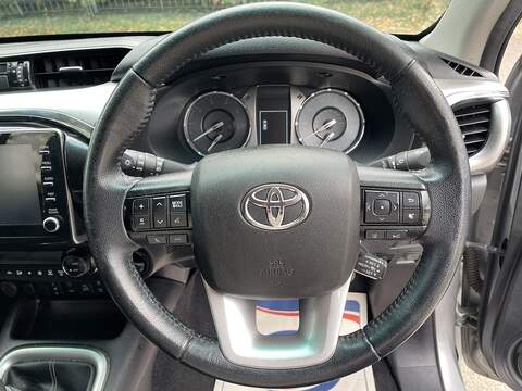 Toyota Hilux 2.8 D-4D Invincible 4WD Euro 6 (s/s) 4dr - U1077