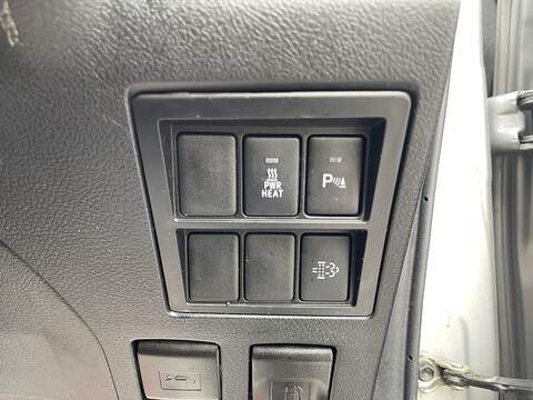 Toyota Hilux 2.8 D-4D Invincible 4WD Euro 6 (s/s) 4dr - U1077