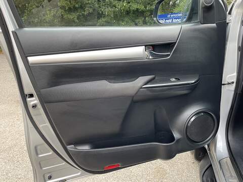 Toyota Hilux 2.8 D-4D Invincible 4WD Euro 6 (s/s) 4dr - U1077