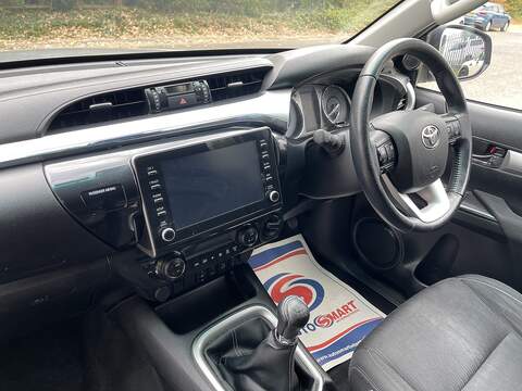 Toyota Hilux 2.8 D-4D Invincible 4WD Euro 6 (s/s) 4dr - U1077