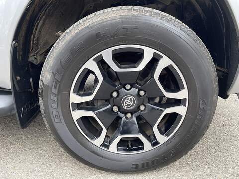 Toyota Hilux 2.8 D-4D Invincible 4WD Euro 6 (s/s) 4dr - U1077