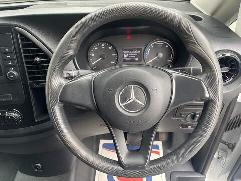 Mercedes-Benz eVito 114 e 41kWh Progressive Auto FWD L2 6dr (LWB) - U1088