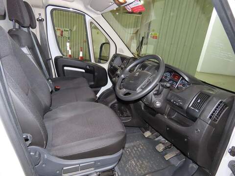 Peugeot Boxer Boxer 2.2 BlueHDi 335 Professional Premium + L3 High Roof Euro 6 (s/s) 5dr - U22