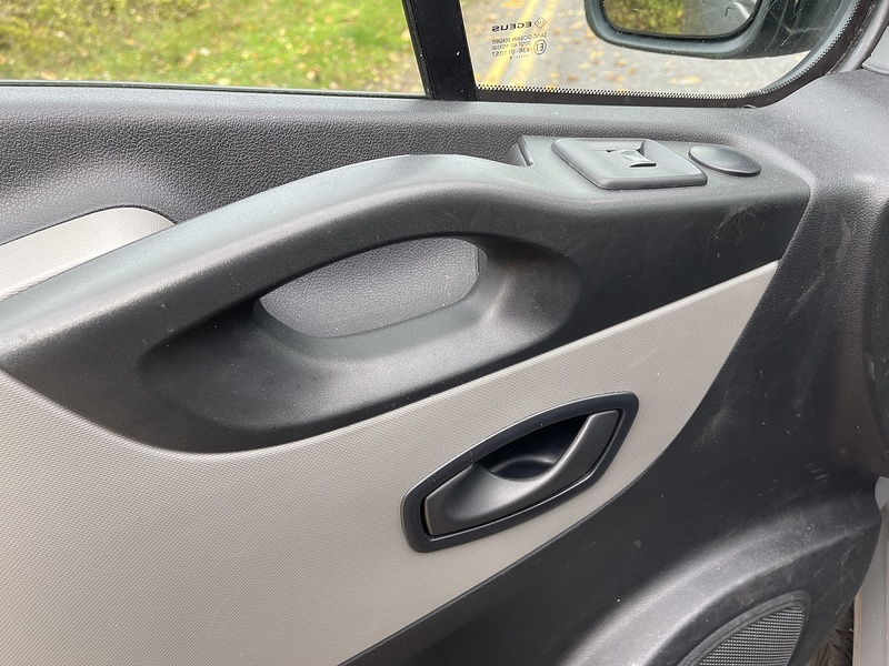 Renault Trafic Motorbilty Bus With Ramp. - U258