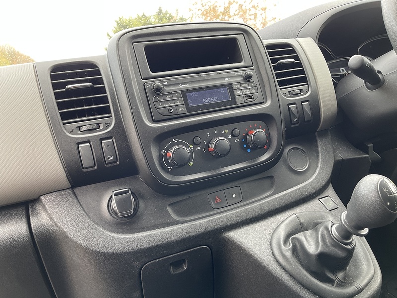 Renault Trafic Motorbilty Bus With Ramp. - U258