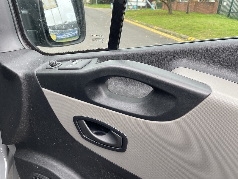 Renault Trafic Motorbilty Bus With Ramp. - U258