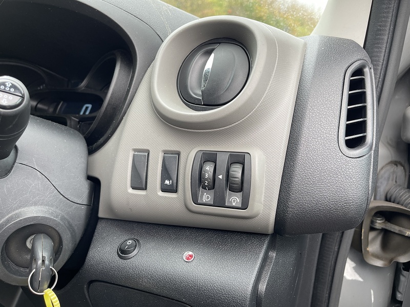 Renault Trafic Motorbilty Bus With Ramp. - U258