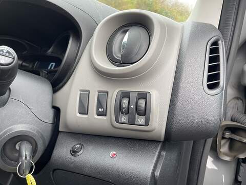 Renault Trafic Motorbilty Bus With Ramp. - U258