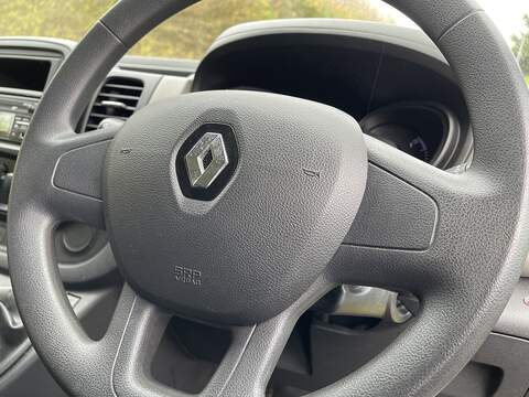Renault Trafic Motorbilty Bus With Ramp. - U258