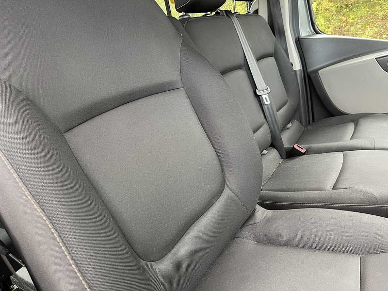 Renault Trafic Motorbilty Bus With Ramp. - U258