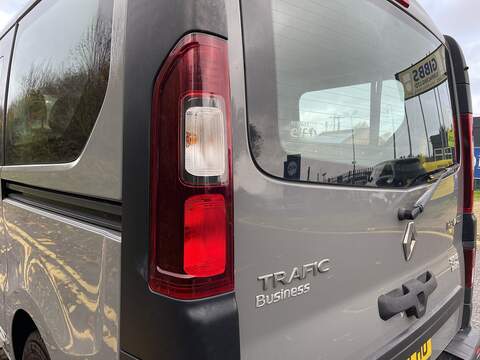 Renault Trafic Motorbilty Bus With Ramp. - U258