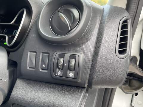 Renault Trafic 2.0 dCi ENERGY 28 Business Panel Van 5dr Diesel Manual SWB Standard Roof Euro 6 (s/s) (120 ps) - U274