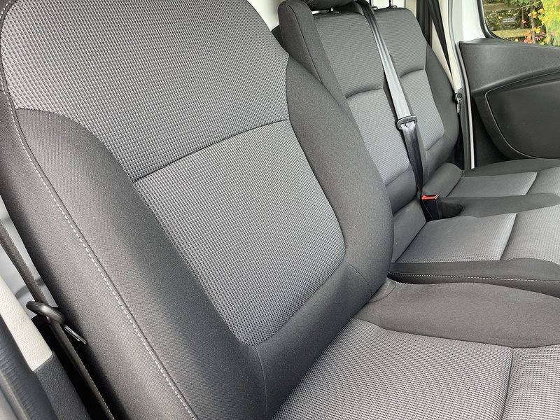 Renault Trafic 2.0 dCi ENERGY 28 Business Panel Van 5dr Diesel Manual SWB Standard Roof Euro 6 (s/s) (120 ps) - U274