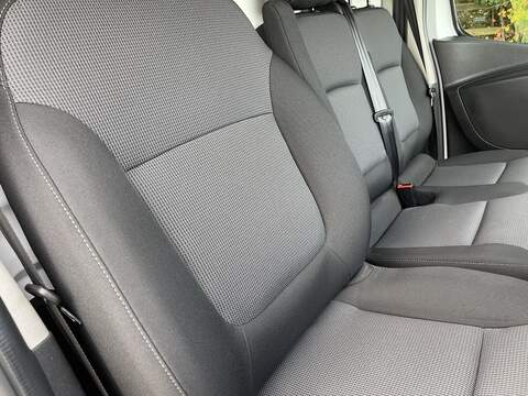 Renault Trafic 2.0 dCi ENERGY 28 Business Panel Van 5dr Diesel Manual SWB Standard Roof Euro 6 (s/s) (120 ps) - U274