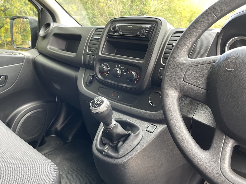 Renault Trafic 2.0 dCi ENERGY 28 Business Panel Van 5dr Diesel Manual SWB Standard Roof Euro 6 (s/s) (120 ps) - U274