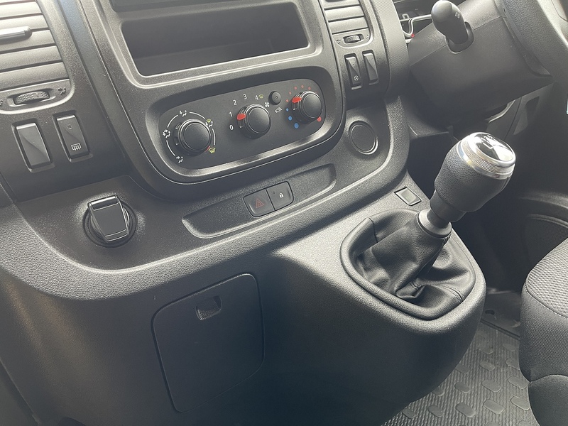 Renault Trafic 2.0 dCi ENERGY 28 Business Panel Van 5dr Diesel Manual SWB Standard Roof Euro 6 (s/s) (120 ps) - U274