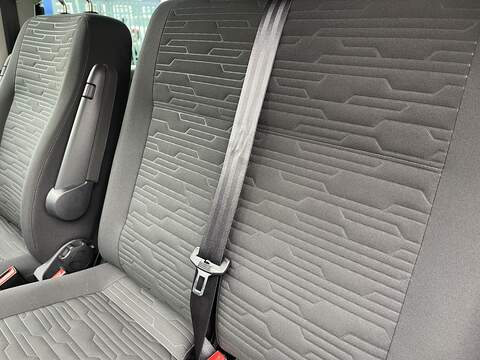 Volkswagen Transporter Shuttle 2.0 TDI SE DSG LWB Euro 6 (s/s) 5dr - U300