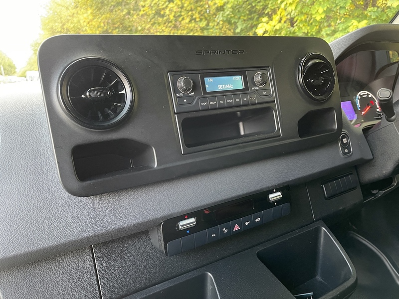 Mercedes-Benz eSprinter 55kWh Progressive Auto FWD L2 H2 5dr 20kW Charger - U362